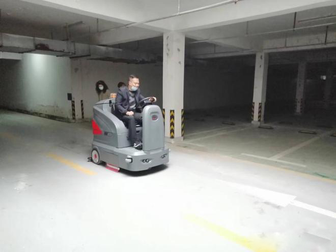 怀柔小区物业保洁不用人力改用驾驶式洗地机了